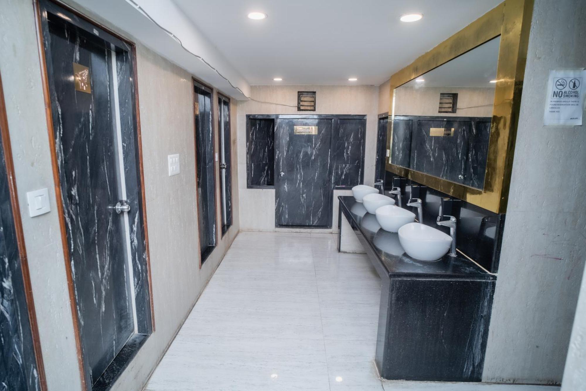 ורנאסי Pearl Courtyard Dormitory מראה חיצוני תמונה